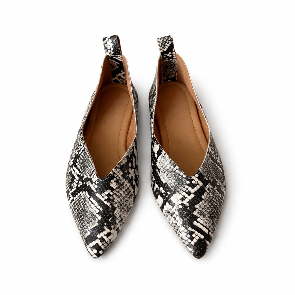 NWOT Snake Print Pointed Toe Ballet Flats Neutral Python Pattern Size 7.5